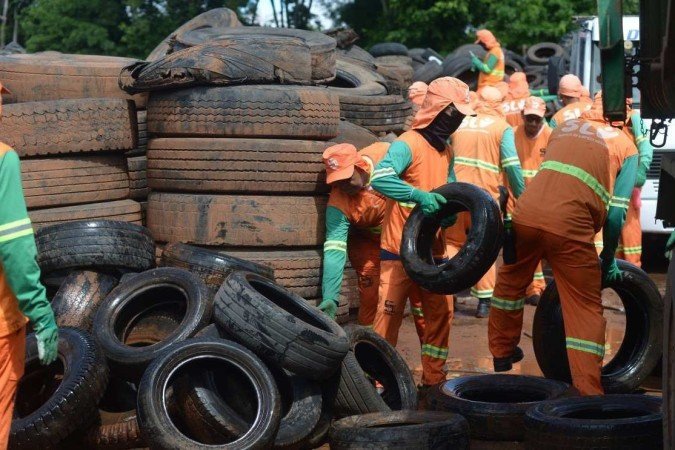 Agentes do SLU recolhem pneus com focos de mosquito da dengue, no Riacho Fundo 2 -  (crédito:  Ed Alves/CB/DA.Press)