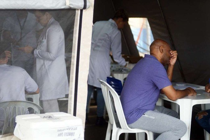 Paciente com sintomas da doenças faz a triagem antes dos exames
