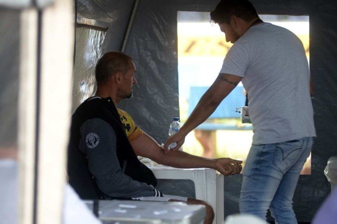 A hidratação com soro é o primeiro passo para quem está com casos leves
