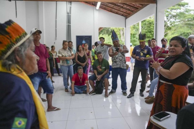 Ministra Sônia Guajajara conversa com lideranças pataxós. Ela esteve na região colhendo informações que serão utilizadas na busca de solução -  (crédito: MPI/Divulgação)