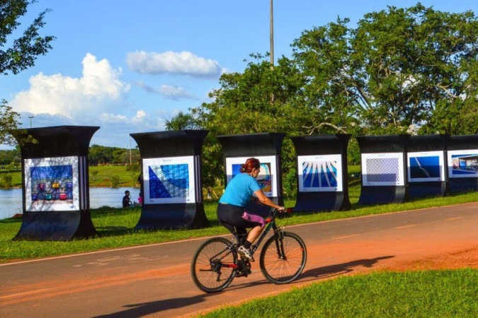 Cena cotidiana do Parque da Cidade, da exposição Brasília Azul -  (crédito: Caleb Carvalho)