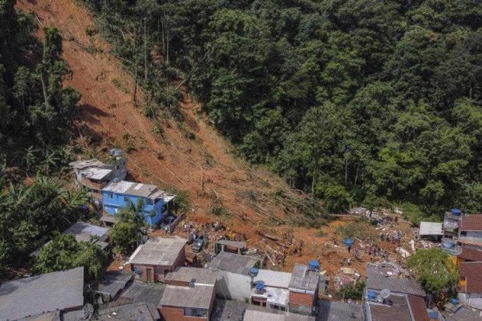 No ano passado, a Vila Sahy (SP) foi fortemente atingida por temporais. Mais de 60 pessoas morreram na comunidade -  (crédito: Fernando MARRON / AFP)