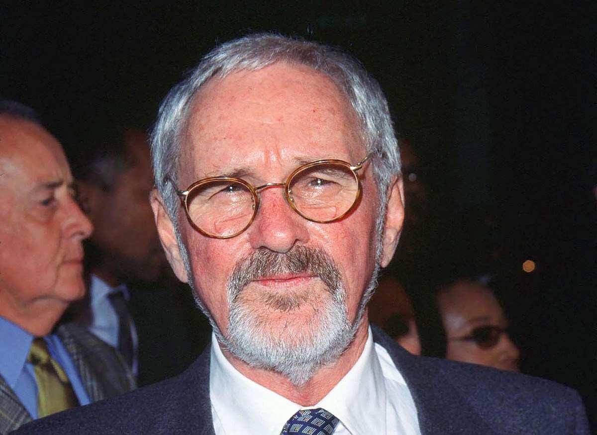 Morre Norman Jewison, diretor de 'Feitiço da Lua' e 'No Calor da Noite'