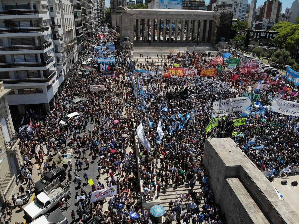 FMI emprestará US$ 4,7 bilhões à Argentina; entidade elogia Milei