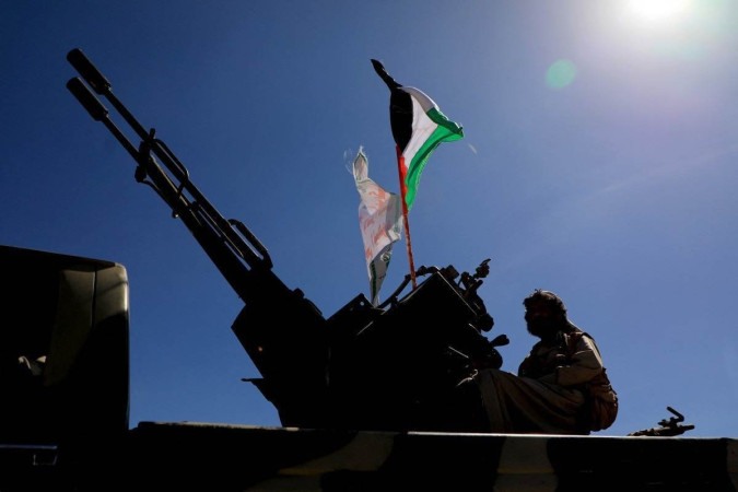 Apoiador iemenita armado do movimento Huthi em um veículo blindado durante um comício anti-Israel e anti-EUA na capital controlada pelos Huthi       -  (crédito: MOHAMMED HUWAIS / AFP)