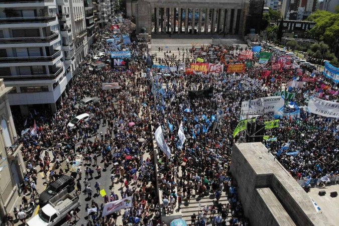 Apesar de milhares de argentinos irem às ruas contra as medidas de Javier Milei, o FMI elogiou as mudanças na gestão econômica da Argentina -  (crédito:  AFP)