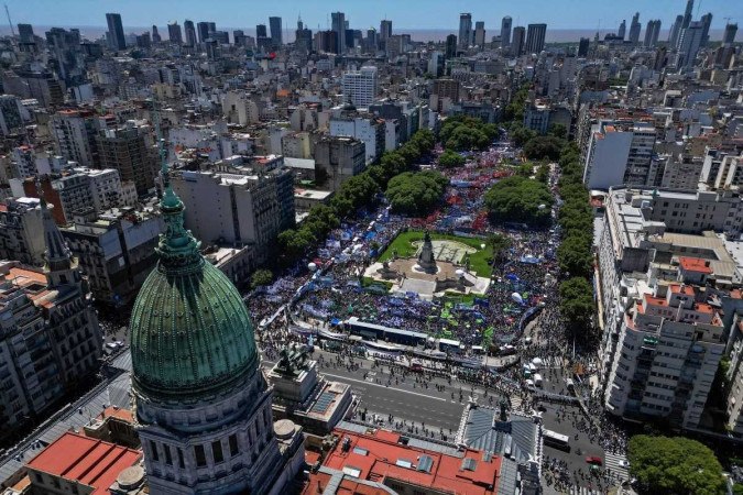 Vista aérea do centro de Buenos Aires e da região do Congresso tomados pelos manifestantes: pressão contra medidas adotadas por Milei  -  (crédito: Tomas Cuesta/AFP)