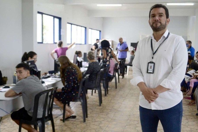 Marcondes Mendes, diretor de Atenção Primária à Saúde, monitora os atendimentos na tenda de Ceilândia