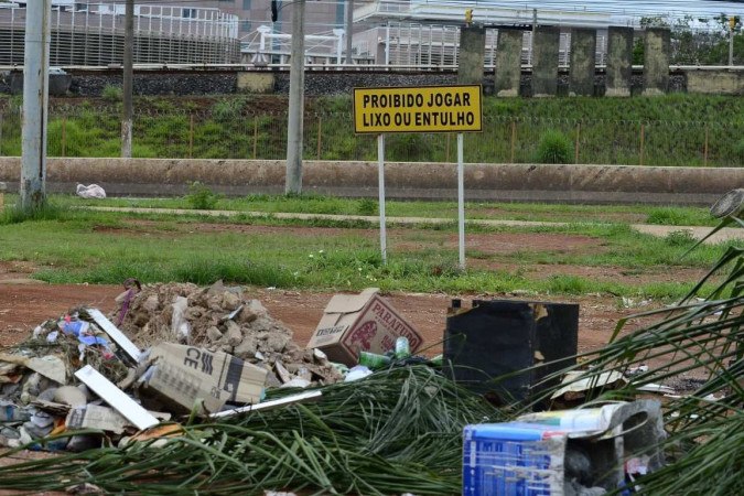 Quem desrespeitar a proibição de jogar lixo na rua terá de pagar entre R$ 2.799 e R$ 27.799 como punição. A fiscalização é feita por agentes do DF Legal -  (crédito:  Marcelo Ferreira/CB/D.A Press)