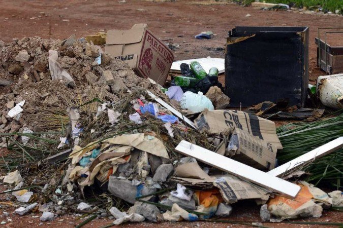 Lixo descartado de maneira equivocada pode ser um dos principais focos do mosquito da dengue