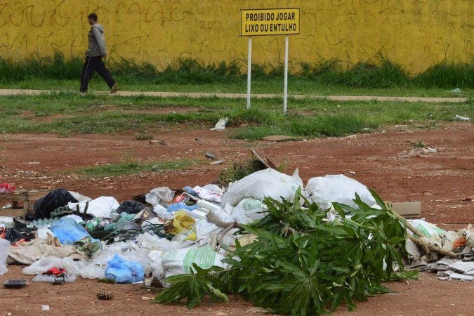 Lixo e entulho descartados de forma irregular em Ceilândia. Punição pode ir de notificação à multa que pode ultrapassar os R$ 27 mil