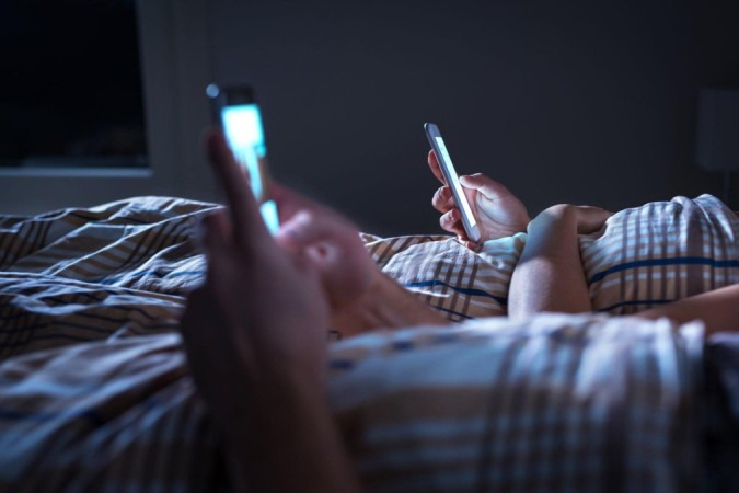 Manter o celular fora do quarto ajuda a ter uma boa noite de sono -  (crédito: Getty Images)