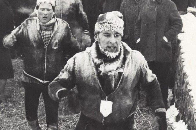 Leffert Oldenkamp (frente) compete no Elfstedentocht de 1963 -  (crédito: ANNEKE BLEEKER)