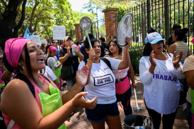 Mulheres de organizações sociais realizam manifestação contra o mega decreto e medidas econômicas do governo do presidente Javier Milei       -  (crédito: LUIS ROBAYO / AFP)