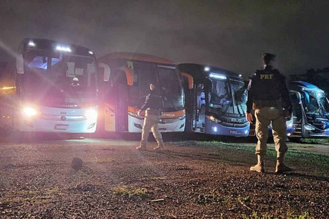 Apreensão em janeiro de 2023 de ônibus de participantes dos atos golpistas, pela Polícia Rodoviária Federal 
 -  (crédito:  Divulgação/PRF)