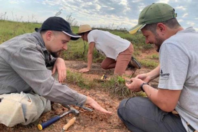 Momento da descoberta do Kwatisuchus, em uma fazenda de Rosário do Sul, RS -  (crédito: Alice Dias)