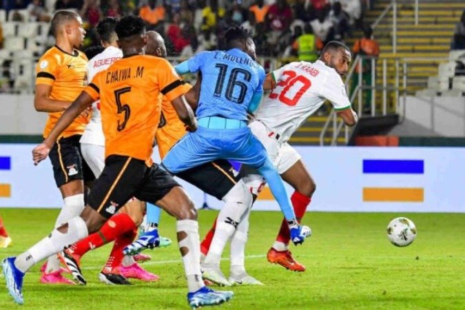 Jogadores da Costa do Marfim desesperados após o 4 a 0 de Guiné Equatorial nesta segunda-feira. A eliminação na Copa Africana era quase certeza. Mas graças ao Marrocos, nesta quarta, os anfitriões ganahram uma sobrevida - (crédito: Foto: Issouf Sanogo / AFP via Getty Images) Jogadores da Costa do Marfim desesperados após o 4 a 0 de Guiné Equatorial nesta segunda-feira. A eliminação na Copa Africana era quase certeza. Mas graças ao Marrocos, nesta quarta, os anfitriões ganahram uma sobrevida - (crédito: Foto: Issouf Sanogo / AFP via Getty Images)