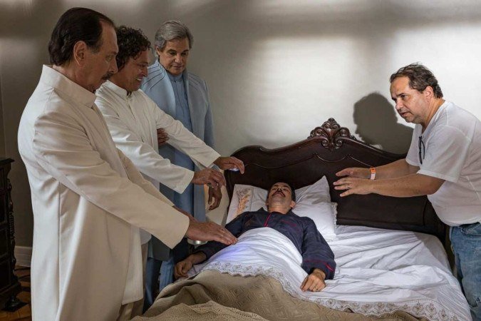 O diretor Wagner de Assis com o elenco