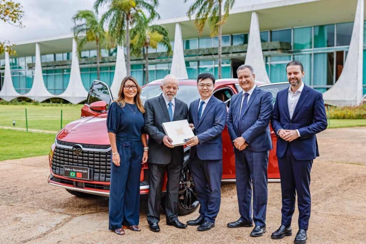 Lula recebe carro elétrico de empresa chinesa para uso oficial da presidência