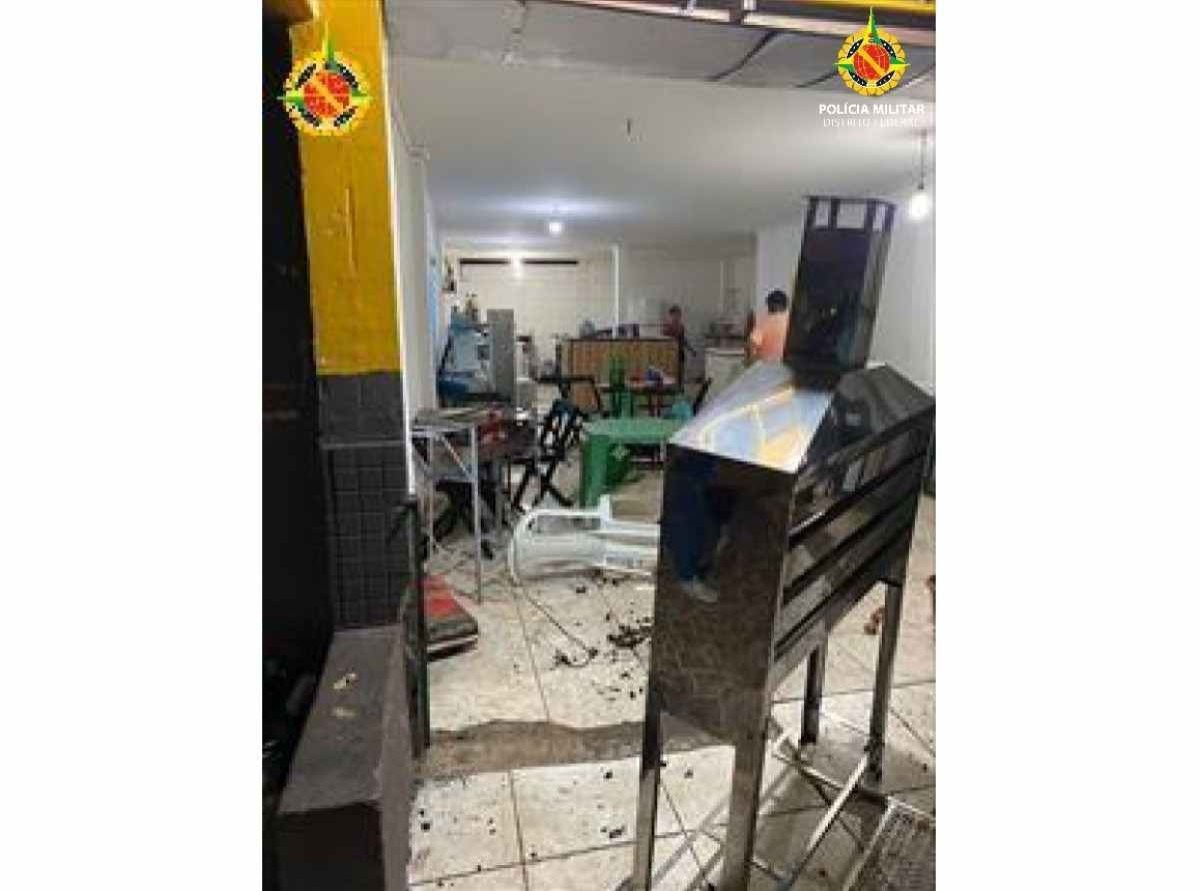 Restaurante de São Sebastião fica destruído após briga por falta de pagamento de conta