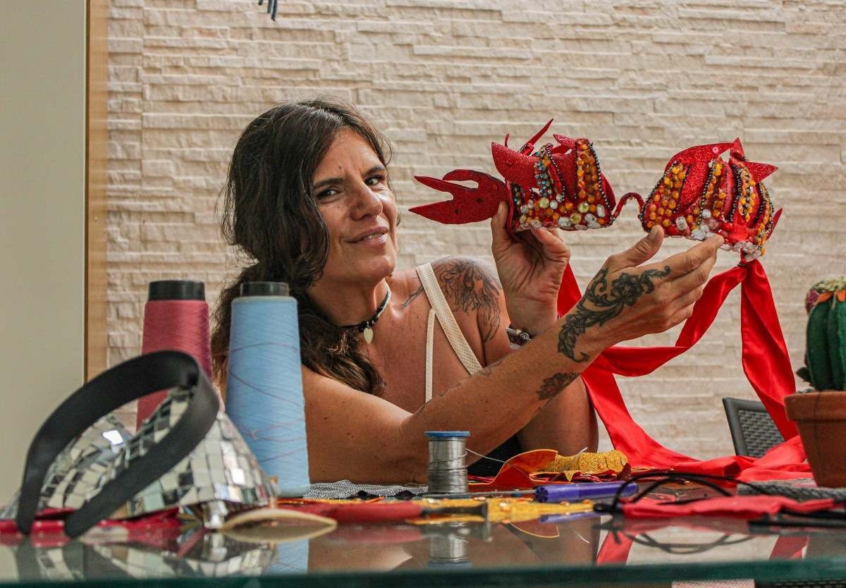 A estilista Fernanda Ferrugem produz peças customizadas:  reaproveitamento tem impacto positivo