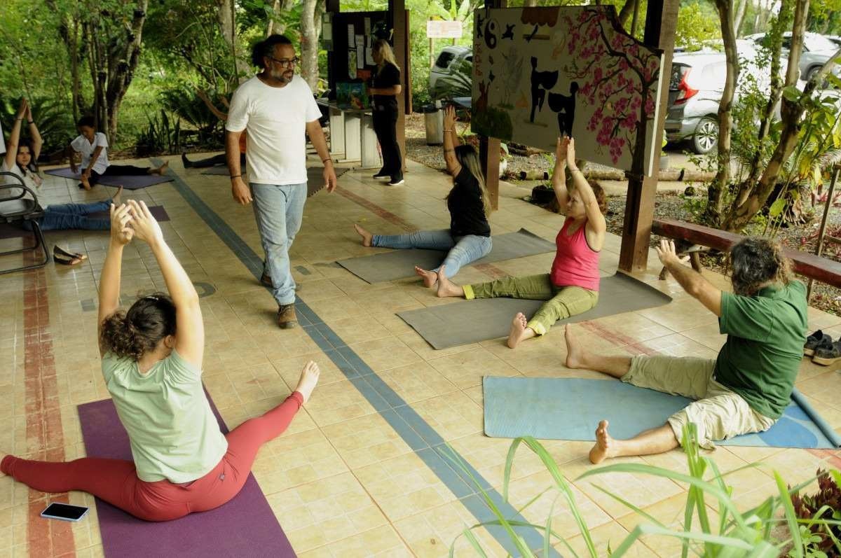 Aula de yoga na UBS do Lago Norte com o professor Marcos Trajano