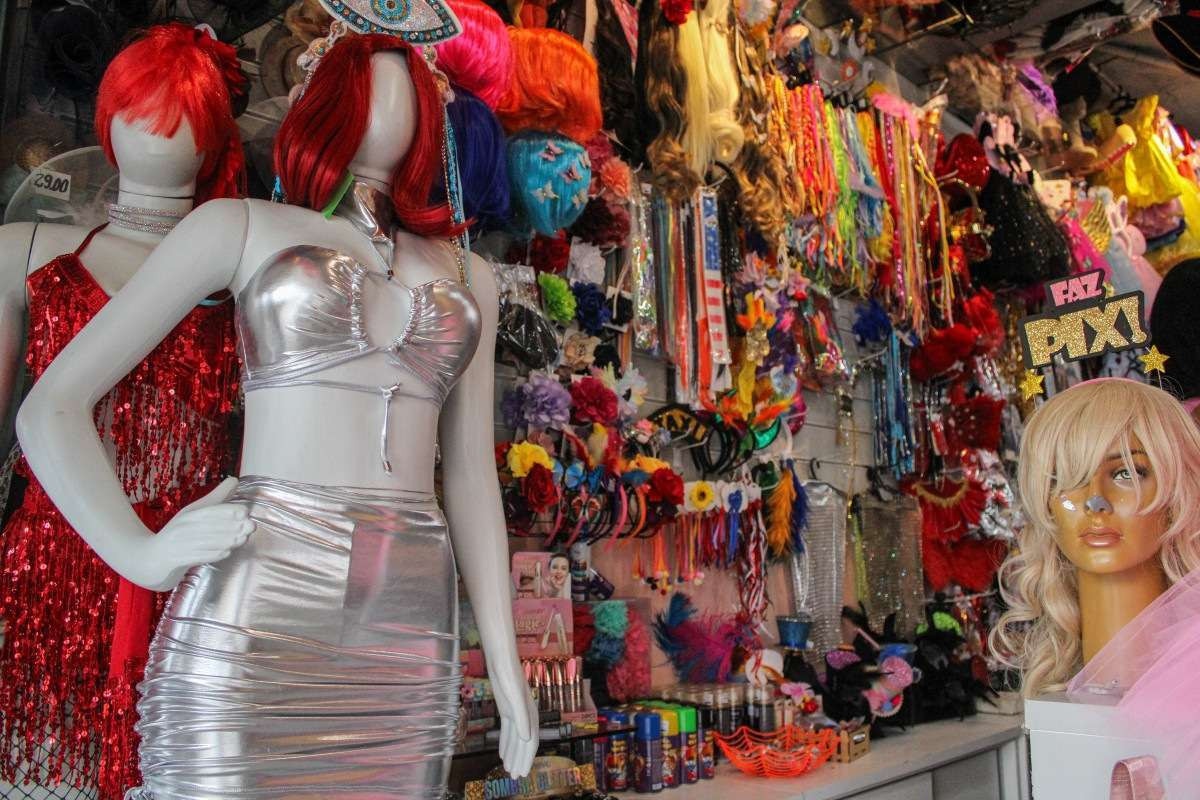 Carnaval de 2024 deve ter body chains (joias para o corpo) e tiaras temáticas como tendência