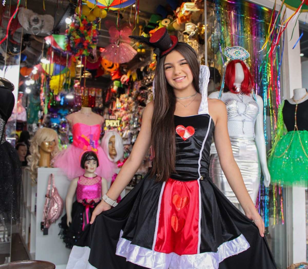 Pietra Almeida, de 13 anos, vai sair de Rainha de Copas no carnaval deste ano com a mãe