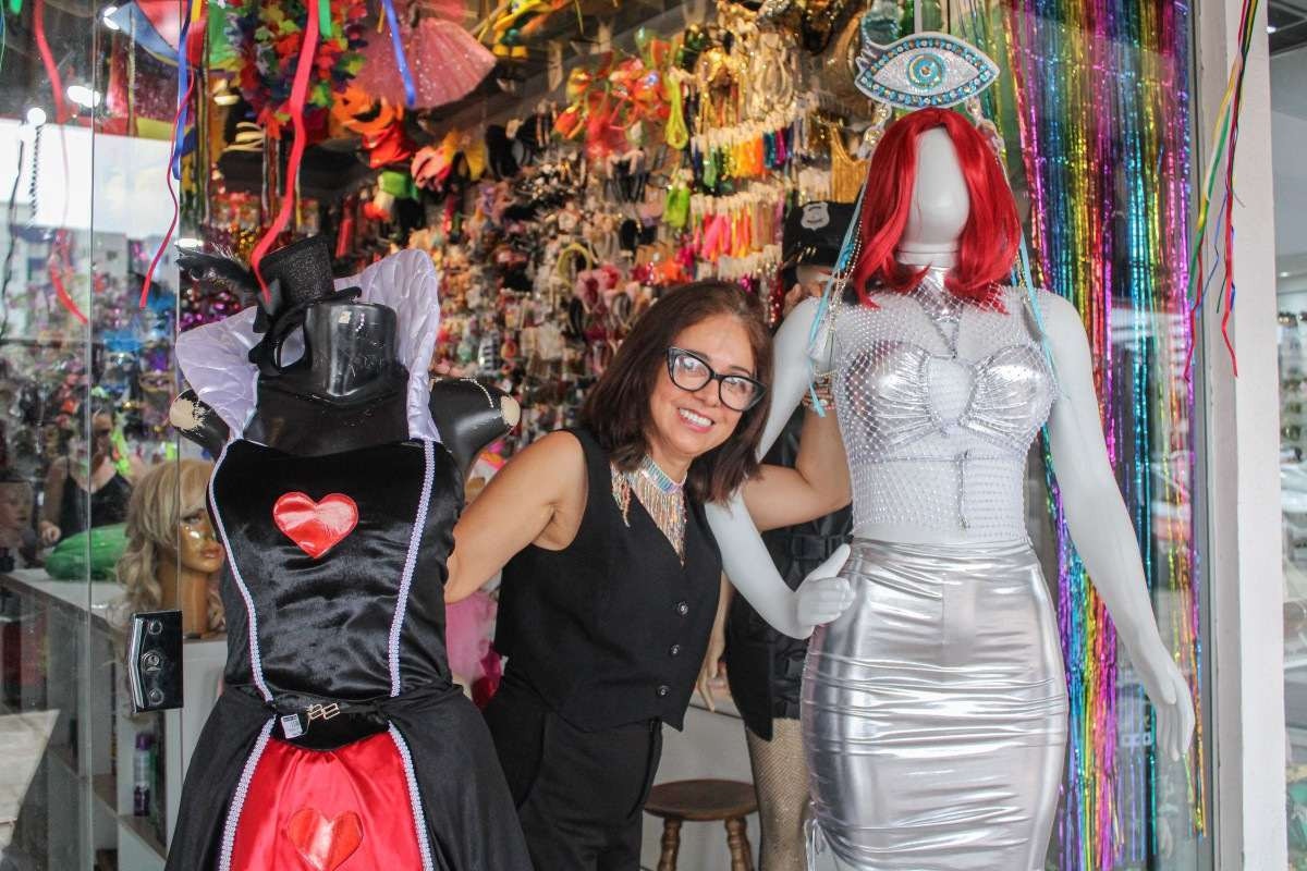 Iolanda Martins, 60, dona de loja no Sudoeste, destaca a venda de acessórios para o carnaval 2024