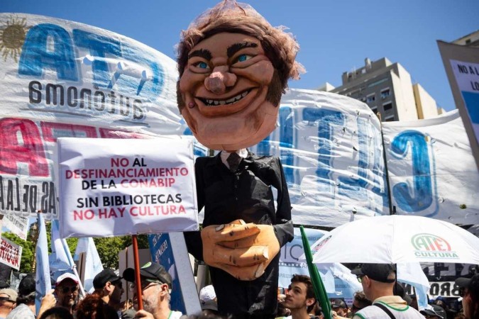 Boneco do presidente Milei é usado durante o protesto de quarta-feira, em Buenos Aires: 
