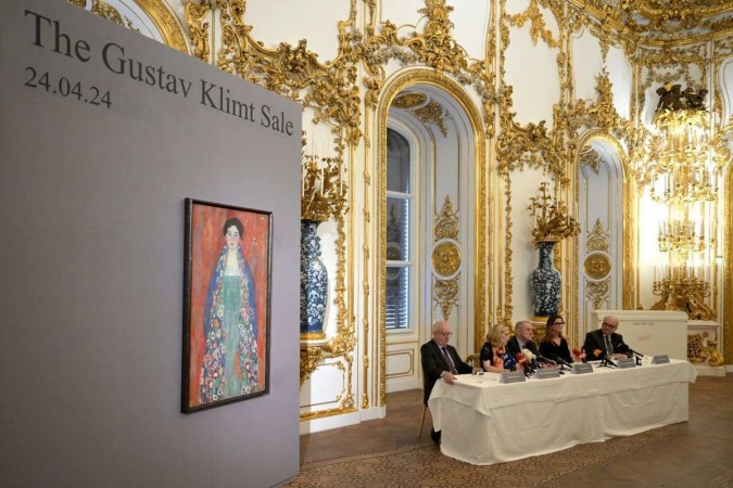 Um cinegrafista filma a pintura 'Bildnis Fraeulein Lieser' (Retrato de Miss Lieser) do artista austríaco Gustav Klimt (1862 - 1918), em Viena, Áustria -  (crédito: ROLAND SCHLAGER / APA / AFP)