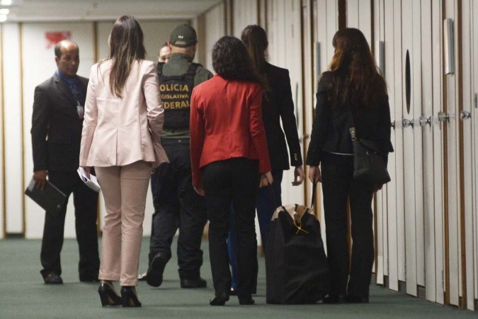 Agentes da Polícia Federal cumpriram mandados de busca e apreensão no gabinete do deputado Alexandre Ramagem, na Câmara -  (crédito:  Ed Alves/CB/DA.Press)