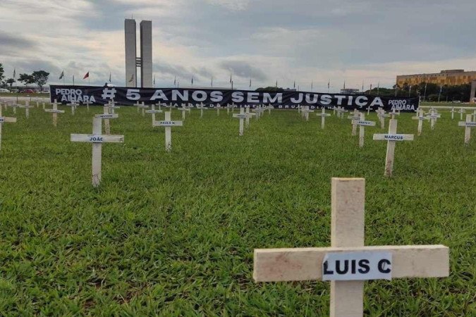 Cada cruz colocada na Esplanada tem o nome de uma vítima do rompimento da barragem em Brumadinho -  (crédito: Ed Alves/CB/D.A Press)