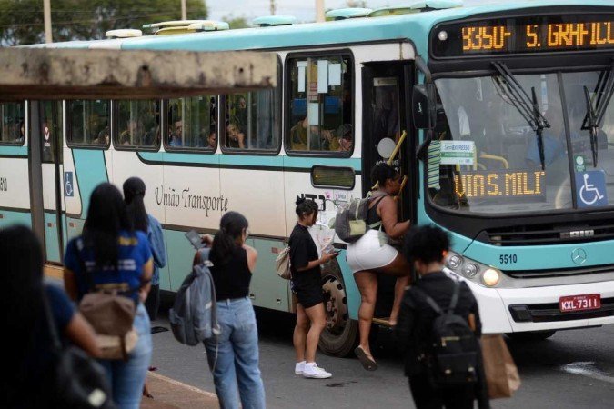 25/01/2024. Crédito: Minervino Júnior/CB/D.A Press. Brasil. Brasilia - DF. Aumento de veículos no DF. Parada de ônibus no Sudoeste. - (crédito: Minervino Júnior/CB/D.A.Press) 25/01/2024. Crédito: Minervino Júnior/CB/D.A Press. Brasil. Brasilia - DF. Aumento de veículos no DF. Parada de ônibus no Sudoeste. - (crédito: Minervino Júnior/CB/D.A.Press)