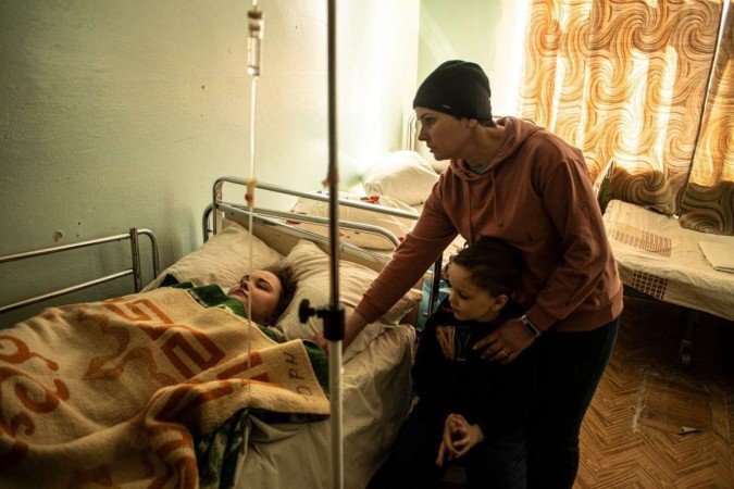 1
Mãe presta assistência à filha com membros amputados após bombardeio
na Ucrânia,
em 2022
- (crédito: André Liohn) 1
Mãe presta assistência à filha com membros amputados após bombardeio
na Ucrânia,
em 2022
- (crédito: André Liohn)