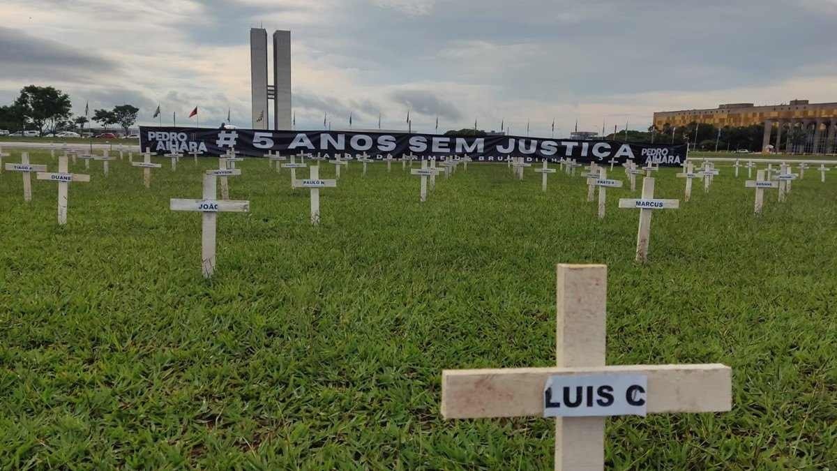 Esplanada amanhece com 272 cruzes em memória às vítimas em Brumadinho