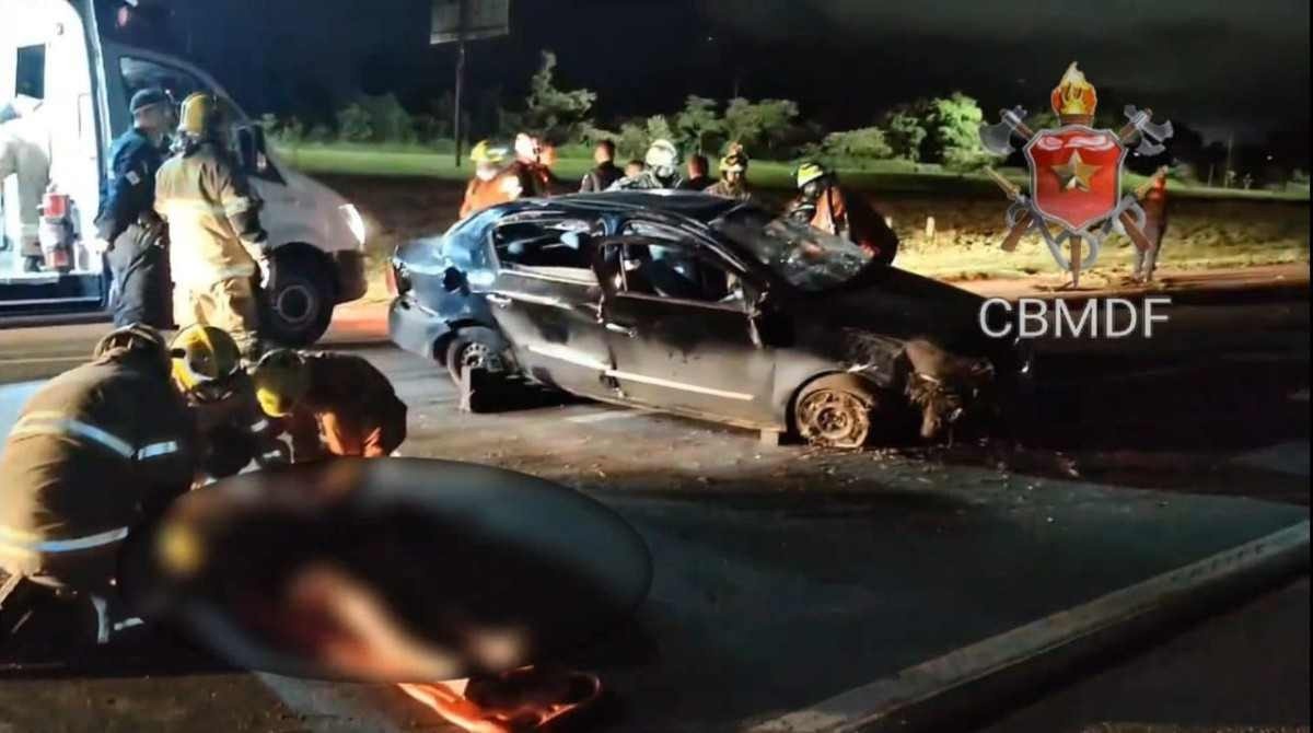 Carro capota na saída de Planaltina; motorista e 2 passageiros ficam feridos