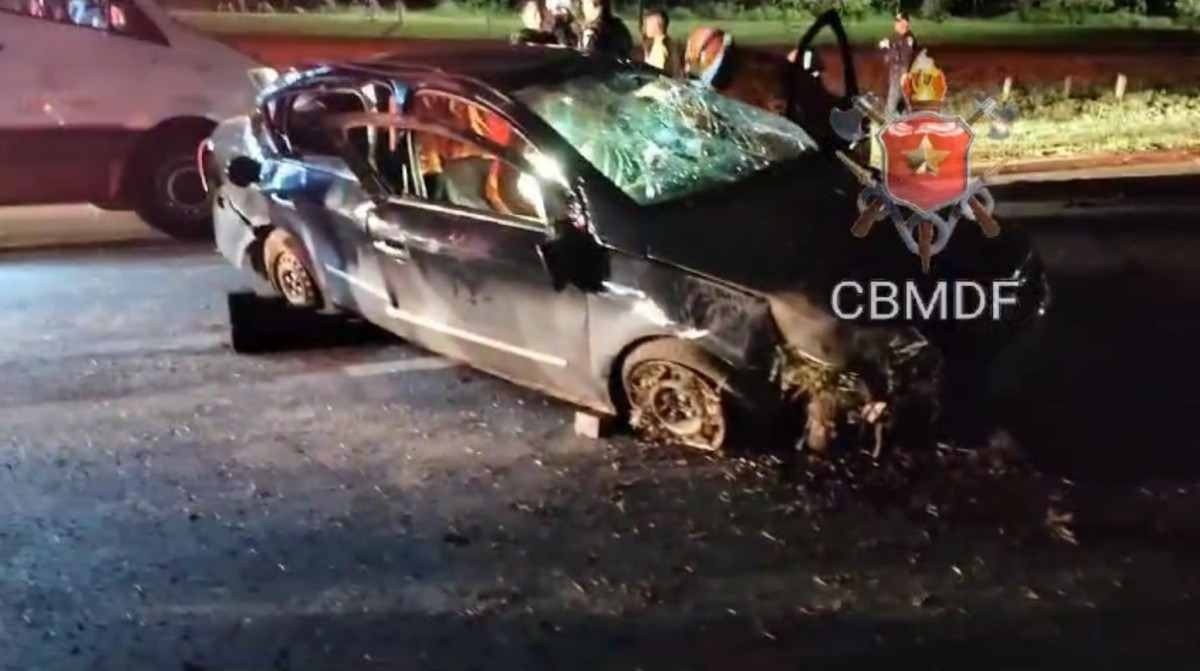 Carro fica destruído após motorista capotar veículo na saída de Planaltina