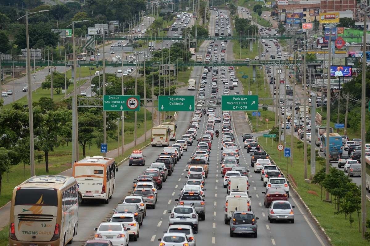 Com 2 milhões de veículos em circulação, vias do DF têm risco de colapso