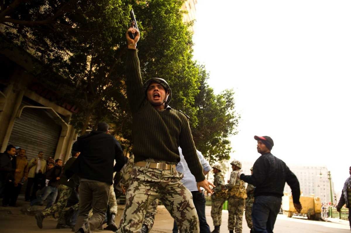 Fotos da exposição Revogo, do fotógrafo André Liohn, em cartaz na Galeria Olho de Águia como parte do projeto Imagem sem fronteiras. Soldado egípcio contendo manifestantes no Cairo, na Primavera Árabe, em 2011