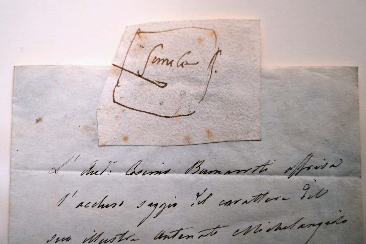  A drawing (top) attributed to Italys Renaissance genius Michelangelo is displayed with a letter written by Cosimo Buonarroti, Michelangelos last direct descendant, at Christie?s in New York on January 25, 2024. A simple square scribbled on a small piece of yellowed paper, but in the hand of Renaissance genius Michelangelo, according to Christies, will be auctioned in April in New York for an estimated value of under $10,000. In the letter, Cosimo Buonarroti, Michelangelos last direct descendant, indicates that he is offering 