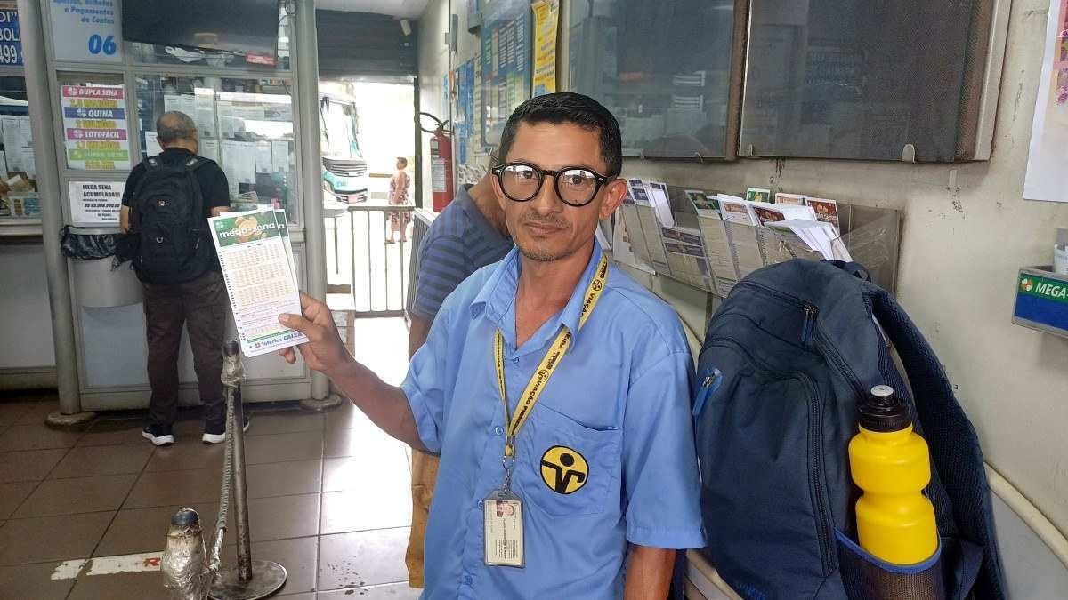 Cobrador de ônibus, Flávio Pereira joga há mais de 10 anos e nunca foi contemplado.     