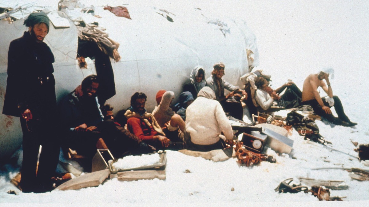 'A Sociedade da Neve': as imagens reais feitas por sobreviventes de tragédia nos Andes à espera do resgate