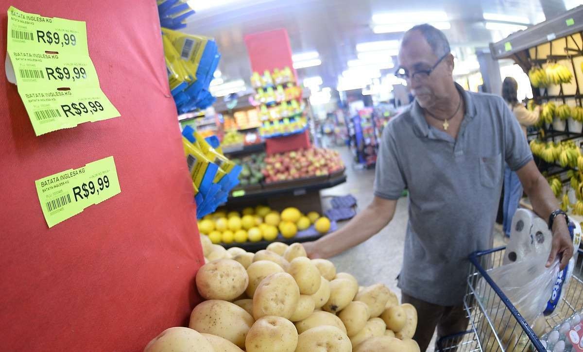 Desafio nas compras: brasiliense faz malabarismo para tentar economizar