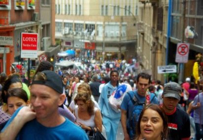 A região, citada junto de outras áreas de comércio como a Rua Santa Ifigênia, o bairro do Brás, a Galeria Pagé e a Feira da Madrugada, por exemplo, é apontada no relatório como 