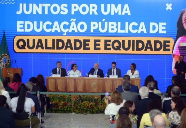 Coletiva do presidente da República, Luiz Inácio Lula da Silva (PT), e do ministro da Educação Camilo Santana