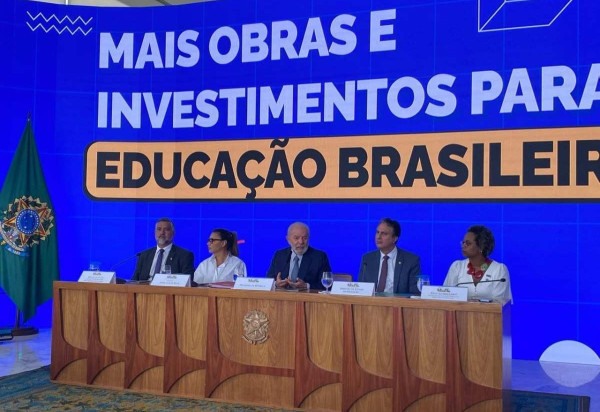 Presidente Lula e ministro Camilo Santana em coletiva de imprensa para anunciar bolsa do governo para estudantes