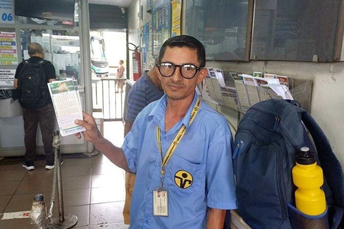 Cobrador de ônibus, Flávio Pereira joga há mais de 10 anos e nunca foi contemplado.
    