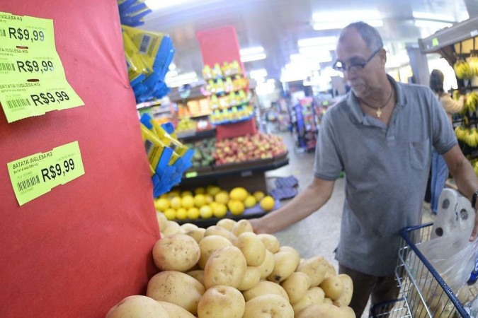 Carlos Augusto Nunes: assustado com o preço do arroz, ele busca promoções em vários mercados   -  (crédito:  Ed Alves/CB/DA.Press)