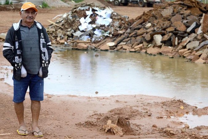 Lixo e entulho acumulados próximo a casa de José Rodrigues tornam-se 
potencias criadouros do mosquito que tem contaminado milhares de brasilienses -  (crédito: Fotos: Marcelo Ferreira/CB/D.A Press)